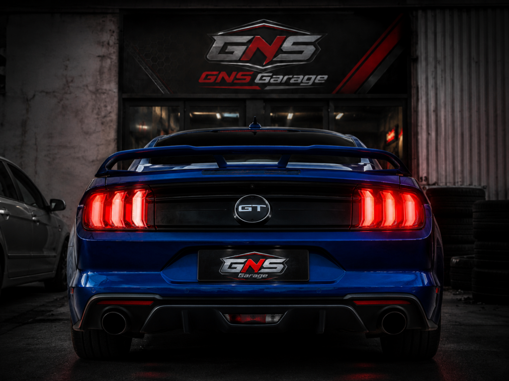 Mustang bleue devant l’atelier de GNS Garage à Monthey