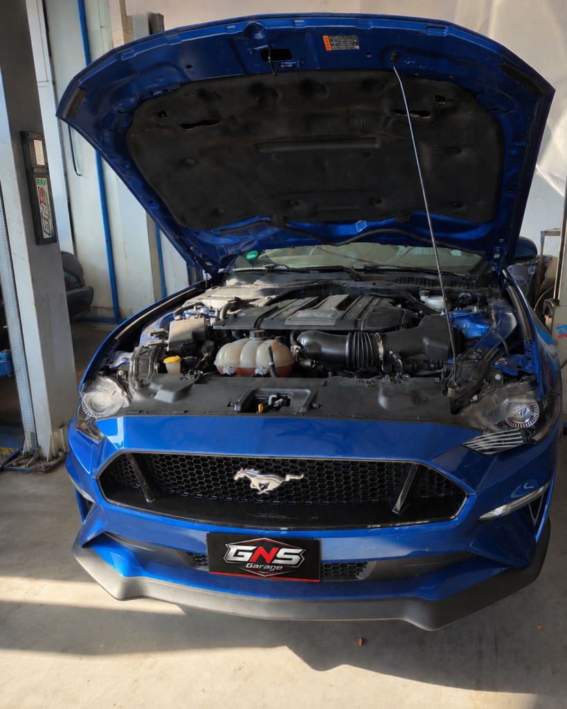 Ford Mustang en contrôle avant expertise chez GNS Garage