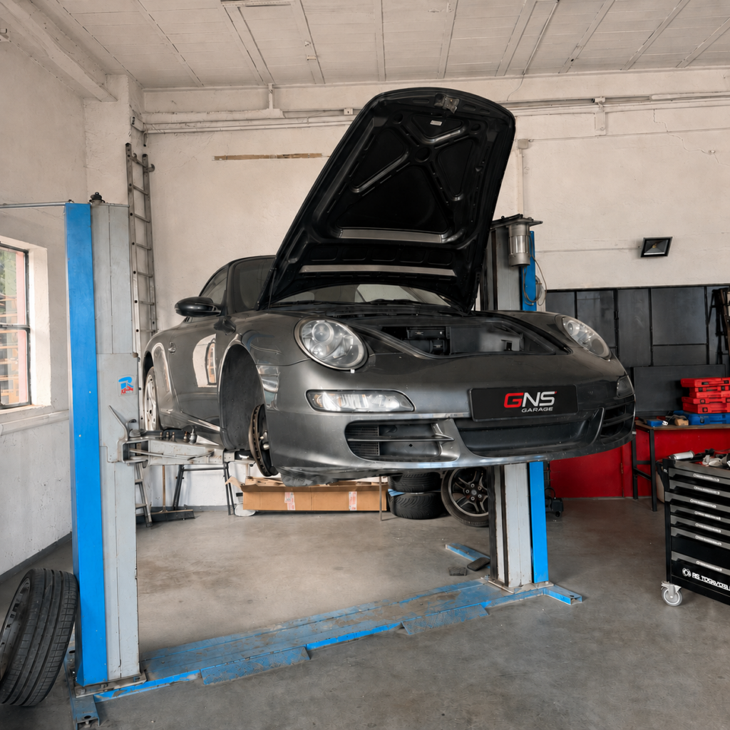 Porsche sur pont élévateur chez GNS Garage à Monthey